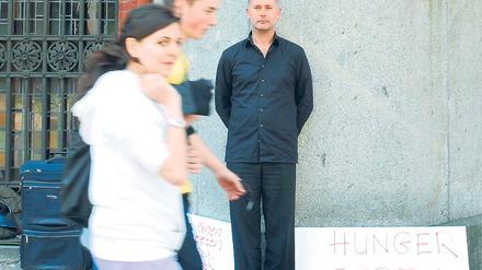 Demonstrativ. Steffen Werner hungert für einen Vertrag als Lehrer.