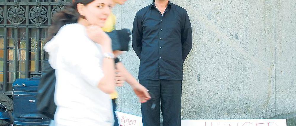 Demonstrativ. Steffen Werner hungert für einen Vertrag als Lehrer.