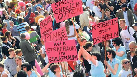 Gaymes. Für alternative, offen ausgetragene Spielarten sprachen sich diese Frauen beim CSD aus. Dominiert war die Parade aber von unpolitischen Spaßparadeuren.
