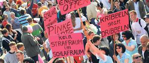 Gaymes. Für alternative, offen ausgetragene Spielarten sprachen sich diese Frauen beim CSD aus. Dominiert war die Parade aber von unpolitischen Spaßparadeuren.