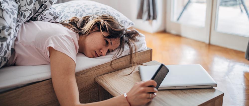 Psychosozialer Stress, etwa auf der Arbeit, lässt den Stresshormonspiegel steigen – wenn man könnte, würde man sich am liebsten schlafen legen.