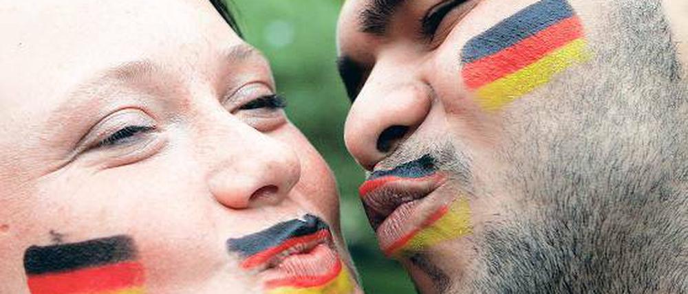 Ein WM-Kuss ist immer erlaubt, finden Juliane und Emra.