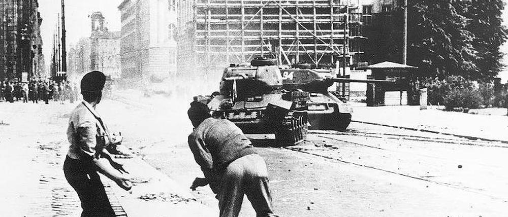 David und Goliath. Jugendliche werfen am 17. Juni 1953 Steine auf sowjetische Panzer in der Leipziger Straße.