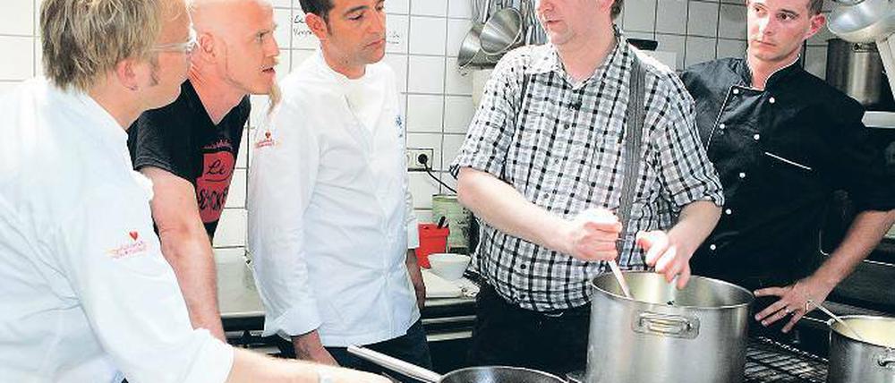 Die Küchenchefs Mario Kotaska, Ralf Zacherl und Martin Baudrexel (v.l.) beraten Clemens Lambrecht, den Chef des Restaurantschiffes John Barnett. Auch Azubi Sebastian Henning (r.) kann da profitieren.
