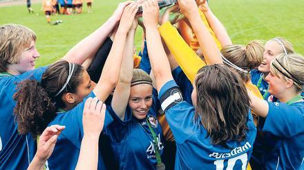 Pure Siegesfreude. Die B-Juniorinnen des 1. FFC Turbine Potsdam erkämpften sich mit einem 3:1-Sieg gegen Hoffenheim den Titel.