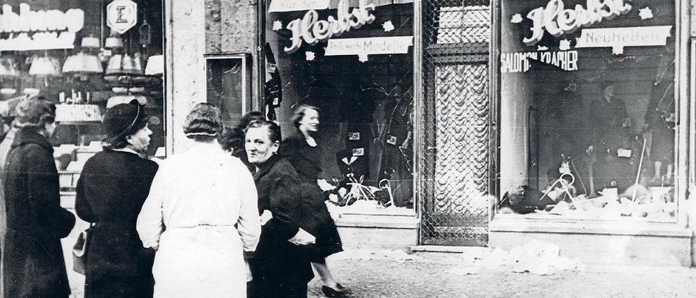 Passanten im Gespräch vor einem zerstörten Geschäft am Tage nach der Pogromnacht in einem unbekannten Ort in Deutschland: Auch jüdisches Leben in Werder gab es nach dem Holocaust nicht mehr.