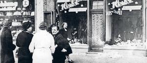 Passanten im Gespräch vor einem zerstörten Geschäft am Tage nach der Pogromnacht in einem unbekannten Ort in Deutschland: Auch jüdisches Leben in Werder gab es nach dem Holocaust nicht mehr.