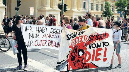 Lauter Protest. Rund 500 Schüler und Studenten, zum Teil geschminkt als Bildungszombies, zogen bei Sommerwetter mit Plakaten durch die Innenstadt. Am Uni-Campus Neues Palais soll es noch bis Sonntag ein Protest-Camp geben.
