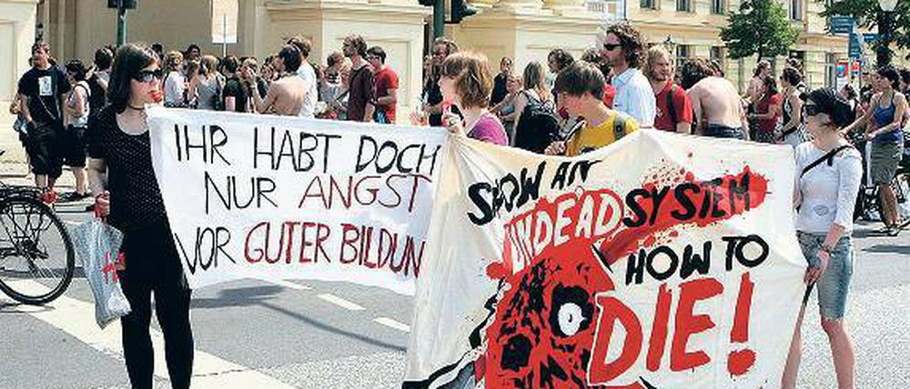 Lauter Protest. Rund 500 Schüler und Studenten, zum Teil geschminkt als Bildungszombies, zogen bei Sommerwetter mit Plakaten durch die Innenstadt. Am Uni-Campus Neues Palais soll es noch bis Sonntag ein Protest-Camp geben.