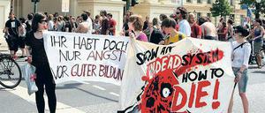 Lauter Protest. Rund 500 Schüler und Studenten, zum Teil geschminkt als Bildungszombies, zogen bei Sommerwetter mit Plakaten durch die Innenstadt. Am Uni-Campus Neues Palais soll es noch bis Sonntag ein Protest-Camp geben.