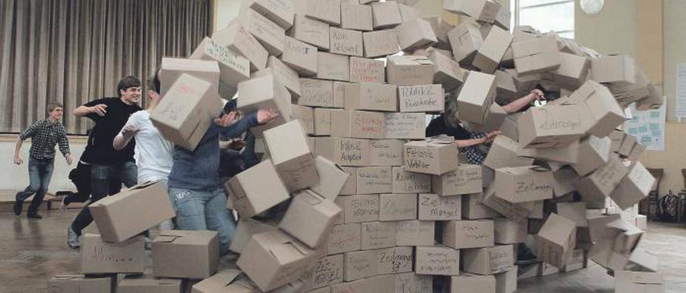 Hürden einreißen: Zum Auftakt des Changemaker City-Wettbewerbs am 30. Mai brachten junge Potsdamer eine symbolische Mauer gegen Engagement zum Einsturz.