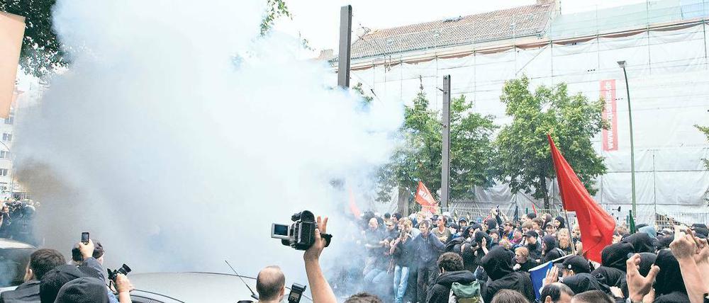Neue Dimension der Gewalt. Der Anschlag auf Polizisten bei der Demonstration am Samstag in Berlin-Mitte.