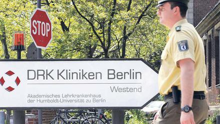 Polizei auf Arztbesuch. Ermittler rückten zu mehreren DRK-Kliniken in Berlin aus, wo es umfangreiche Durchsuchungen gab.