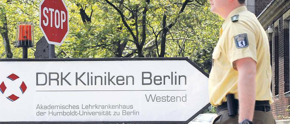 Polizei auf Arztbesuch. Ermittler rückten zu mehreren DRK-Kliniken in Berlin aus, wo es umfangreiche Durchsuchungen gab.