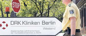 Polizei auf Arztbesuch. Ermittler rückten zu mehreren DRK-Kliniken in Berlin aus, wo es umfangreiche Durchsuchungen gab.
