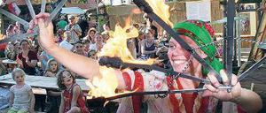 Feuerkunst. Künstler und Artisten traten zur Weberfest-Eröffnung auf.
