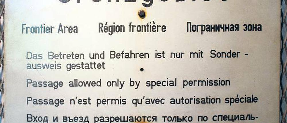 Schachfiguren im Spiel der Weltmächte: Die ehemaligen Agenten westlicher Geheimdienste, die am 11. Juni 1985 auf der Glienicker Brücke ausgetauscht wurden, kamen gestern auf den Tag genau an den Ort ihrer Freilassung zurück. Der Westberliner Gerhard Tietz, der ehemalige DDR-Bürger Eberhard Fätkenheuer und der Österreicher Dr. Hannes Sieberer (v.l.), der später zum Thema Geheimdienste promovierte, als Vergangenheitsbewältigung. In der Villa Schöningen zeigen Bilder das Grenzregime auf der Glienicker Brücke (unten).
