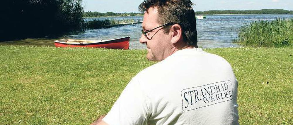 Keine Gäste weit und breit. Mario Müller vom Strandbad Werder hält Ausschau nach Badenden.