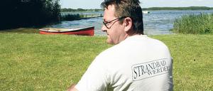 Keine Gäste weit und breit. Mario Müller vom Strandbad Werder hält Ausschau nach Badenden.