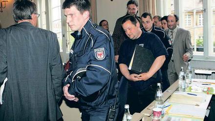 Verwiesen. Lutz Boede (M.) von der Gruppe Die Andere verlässt den Plenarsaal des Stadtparlaments. Dazu musste die Polizei ihn auffordern; dem Saalverweis des Stadtverordneten-Chefs Peter Schüler wollte Boede nicht Folge leisten.