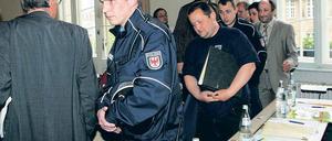 Verwiesen. Lutz Boede (M.) von der Gruppe Die Andere verlässt den Plenarsaal des Stadtparlaments. Dazu musste die Polizei ihn auffordern; dem Saalverweis des Stadtverordneten-Chefs Peter Schüler wollte Boede nicht Folge leisten.