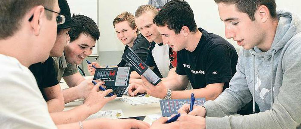 Zahlenkunde. Die Elftklässler der Goethe-Gesamtschule informieren sich im Rathaus über den Bürgerhaushalt.