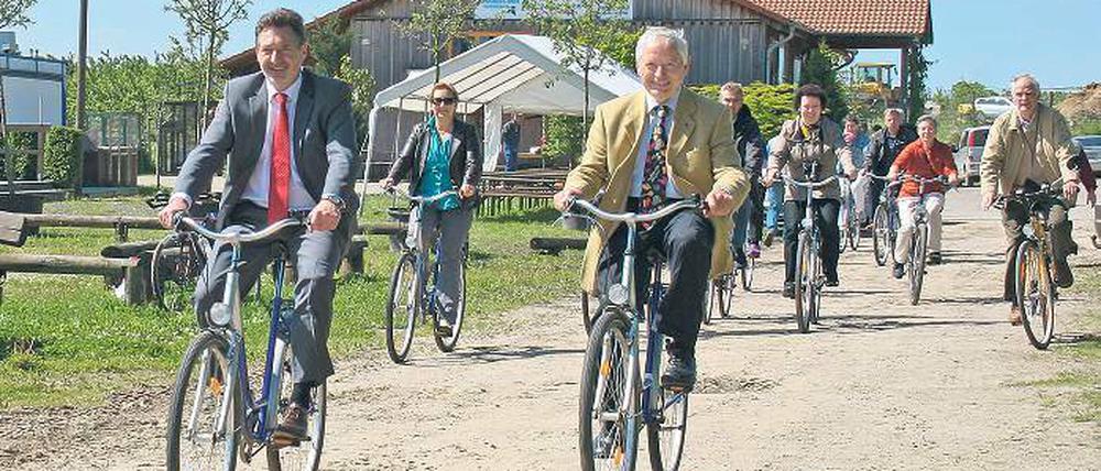 Rad-Pfad: Oberbürgermeister Jakobs (l.) probiert eine neue Route aus.