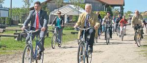 Rad-Pfad: Oberbürgermeister Jakobs (l.) probiert eine neue Route aus.