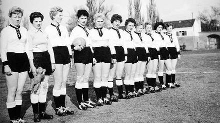 Frauenfußball früher und das Lächeln heute: mit Gisela Liedemann (Turbine-Gründungsmitglied), Erfolgstrainer Bernd Schröder und die Kapitänin des Champions-League-Siegers, Jennifer Zietz, sowie vom Filmteam Antje Volkmann (Ton, l.)und Jessica Bönisch (Producer, r.)