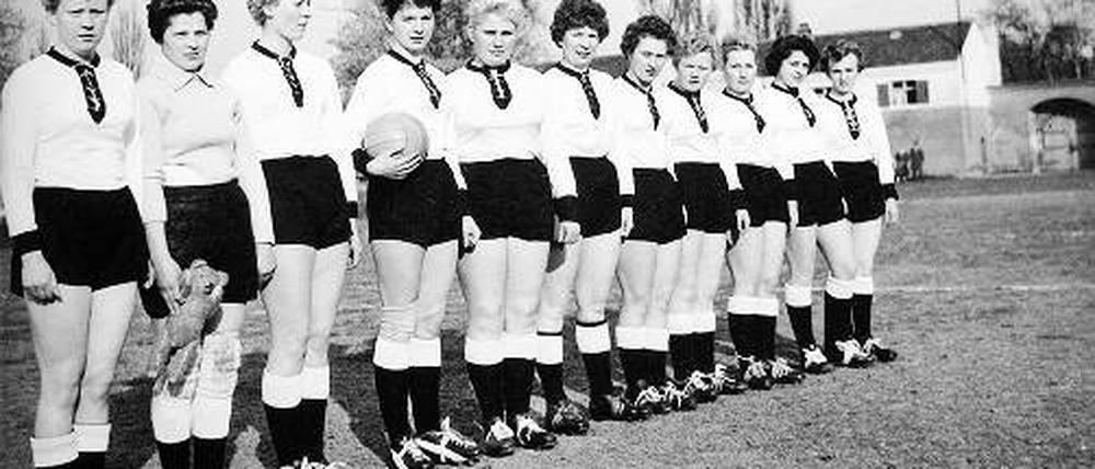 Frauenfußball früher und das Lächeln heute: mit Gisela Liedemann (Turbine-Gründungsmitglied), Erfolgstrainer Bernd Schröder und die Kapitänin des Champions-League-Siegers, Jennifer Zietz, sowie vom Filmteam Antje Volkmann (Ton, l.)und Jessica Bönisch (Producer, r.)