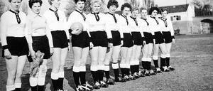 Frauenfußball früher und das Lächeln heute: mit Gisela Liedemann (Turbine-Gründungsmitglied), Erfolgstrainer Bernd Schröder und die Kapitänin des Champions-League-Siegers, Jennifer Zietz, sowie vom Filmteam Antje Volkmann (Ton, l.)und Jessica Bönisch (Producer, r.)