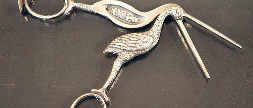 Skurrile Trophäen. Die Nabelschere aus Salzburg und die Jabega aus dem spanischen Benalmadena.