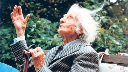 Sie liebt Philosophie. Margarete Hollmann in ihrem Garten.