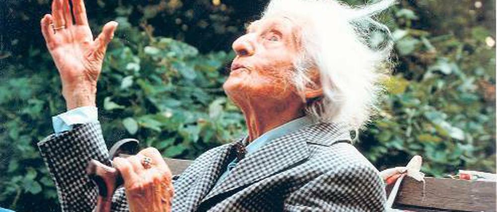 Sie liebt Philosophie. Margarete Hollmann in ihrem Garten.