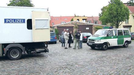 Zoll, Polizei und Munitionsbergungsdienst nahmen gestern Aufstellung auf der Hofseite des Hauses.