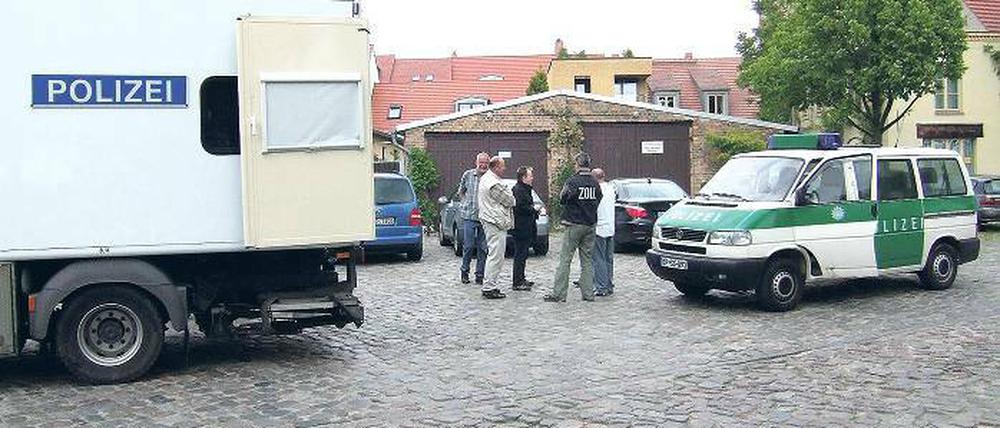 Zoll, Polizei und Munitionsbergungsdienst nahmen gestern Aufstellung auf der Hofseite des Hauses.