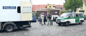 Zoll, Polizei und Munitionsbergungsdienst nahmen gestern Aufstellung auf der Hofseite des Hauses.