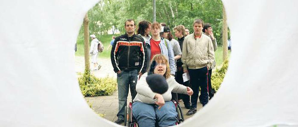 Zielen. Marleen Bubam beim Sockenzielwurf bei den Oberlympics.