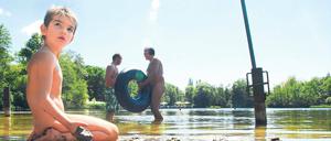 Baden verboten. Wegen der schlechten Wasserqualität wurde am Halensee ein Klärwerk gebaut. Als Ausgleich soll ein Uferweg entstehen, den ein Anwohner ablehnt.