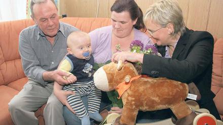 Ein Königreich für ein Schaukelpferd: Christian Scholz bestaunt das plüschige Mitbringsel der SPD-Bundestagsabgeordneten Andrea Wicklein (r.). Seine Eltern Mandy und Eberhard haben noch sechs weitere Kinder.