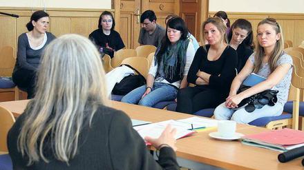Betretene Mienen: Educon-Schüler bei der gestrigen Infoveranstaltung des Bildungsministeriums in Potsdam.