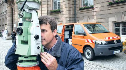 Durchblick: Potsdams Gebietstopograph Dietmar Krage hat neueste Technik zur Verfügung, um das Stadtgebiet satellitengestützt zu vermessen. Am Donnerstag bricht er mit seinem Transporter, der als mobiles Büro dient, zunächst nach Drewitz auf.