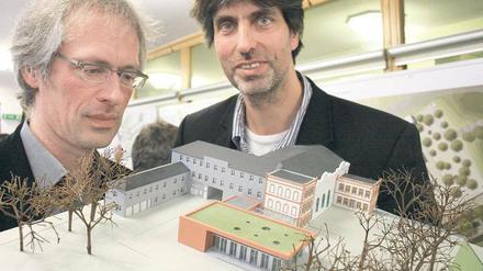 Gastronomie und Grün: Georg Marfels (l.) und Eric van Geisten mit ihrem Entwurf für einen Neubau des Kleinen Saals.