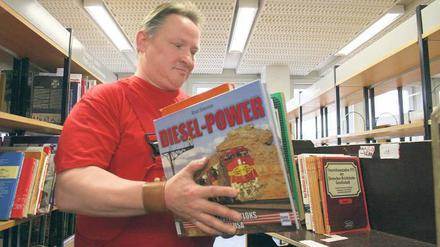 Meterweise werden die Bücher von Möbelspediteuren abtransportiert.