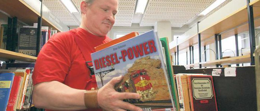 Meterweise werden die Bücher von Möbelspediteuren abtransportiert.