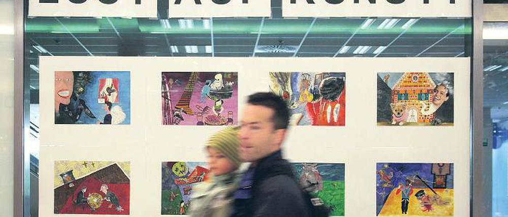 Ausgestellt. Die Arbeiten der Schüler des Einstein-Gymnasiums in den Bahnhofspassagen. Die Achtklässler sollten ein CD-Cover gestalten, die Neuntklässler eine Karikatur, Literatur war für Zwölftklässler die Inspiration für Kunst.