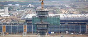Wird schon. Beim Richtfest Anfang Mai überwog die Zuversicht, dass der neue Flughafen rechtzeitig fertig wird.