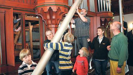 Drei Meter lang ist die größte Orgelpfeife, die am Samstag in der Pfingstkirche ausgebaut wurde und nun als Freiluft-Denkmal ersteigert werden kann. Die Kirche soll bis 2011 eine neue Schuke-Orgel erhalten.