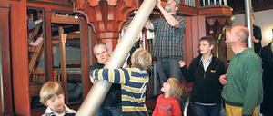 Drei Meter lang ist die größte Orgelpfeife, die am Samstag in der Pfingstkirche ausgebaut wurde und nun als Freiluft-Denkmal ersteigert werden kann. Die Kirche soll bis 2011 eine neue Schuke-Orgel erhalten.