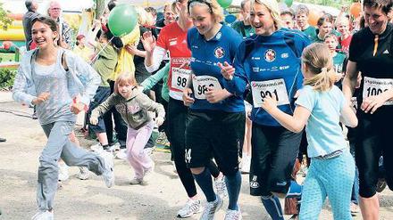 Turbinen voran. Anna Felicitas Sarholz und Lena Hohlfeld liefen mit.
